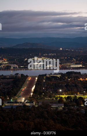 Blick auf den Sonnenuntergang der Anzac Parade, Lake Burley Griffin und Parliament House auf das Kapital erhöht Hill - Canberra-Australien Stockfoto