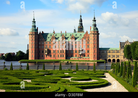 Das Schloss Frederiksborg im niederländischen Renaissance-Stil und der Garten im Stil des Barock in Hillerød, Nordsealand, Dänemark an einem sonnigen Sommermorgen. Sommertag. Stockfoto