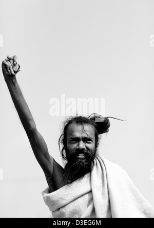 Naga Sadhu hält seinen Arm oben, Maha Kumbh Mela, Allahabad, Indien Stockfoto