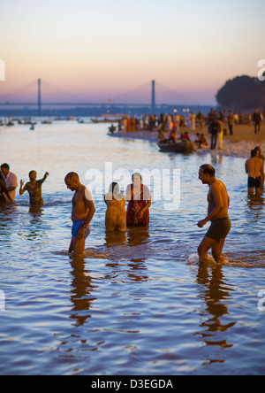 Pilger Baden im Ganges, Maha Kumbh Mela, Allahabad, Indien Stockfoto