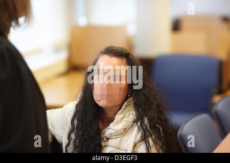 Die Beklagte Melanie-Christin M. B. (R) sitzt im Gerichtssaal des Landgerichts in Koblenz, Deutschland, 18. Februar 2013. 47-Year-Old und ihr 51-j hrige Partner werden beschuldigt die Neugeborenen Michala aus ihrem Wagen in Anwesenheit der Mutter am 4. Juli 2013 in Ústí nad Labem in Tschechien genommen haben. Das Baby war sicher in einer Wohnung in Neuwied in der Nähe von Coblenz ein paar Tage später gefunden. Foto: Thomas Frey Stockfoto