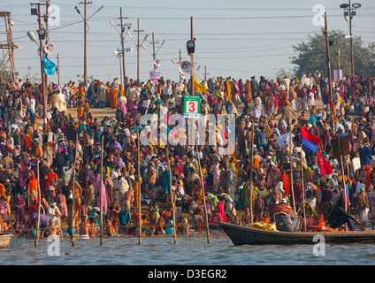 Pilger Baden im Ganges, Maha Kumbh Mela, Allahabad, Indien Stockfoto