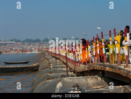 Pilger, überqueren eine Brücke, Maha Kumbh Mela, Allahabad, Indien Stockfoto