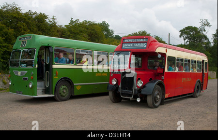 Ein paar Oldtimer Bristol-Tour-Busse, Wensleydale, Yorkshire Dales National Park, Yorkshire, England Stockfoto