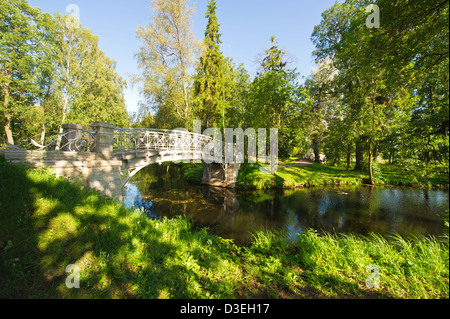 Alte Brücke im Herbst Nebel Park. Russland Stockfoto