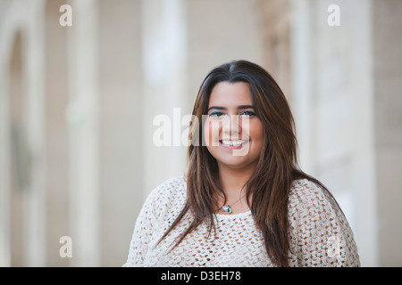 Porträt einer übergewichtigen Frau lächelnd Stockfoto