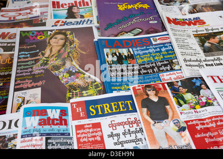 Zeitungen für den Verkauf auf der Straße nach Yangon-Myanmar Stockfoto