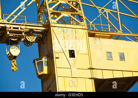 Serge Charnay, 43, deutet auf Menschen unterhalb von seiner Position in einem 40 Meter hohen Werft-Kran in Nantes, Frankreich, 18. Februar 2013. Charnay kletterte den Kran am 16 Februar, eine gerichtliche Entscheidung verweigert ihm Zugang zu seinem Sohn zu protestieren. Stockfoto