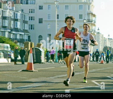 Halbmarathon-Gewinner Paul Martelletti führt vorbei an Royal Crescent an der Marine Parade, Brighton, UK. 17. Februar 2013. Martelletti, der Victoria Park Harriers, gewann das Männerrennen in 67 Minuten, 29 Sekunden. Ca. 10.500 begann 23. Brighton-Halbmarathon, die primäre Spendenaktion für The Sussex Beacon, klinische Versorgung Zentrum für Männer und Frauen mit HIV. Das Rennen, die früher im Brighton Marina Parkplatz beginnen mit nur 200 Läufer teilnehmen, zu einer der größten Laufveranstaltungen in den Südosten von England geworden Stockfoto