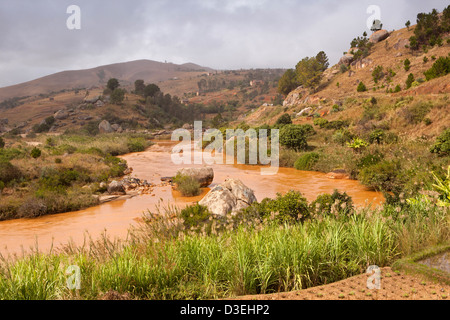 Madagaskar, Ambositra, silt beladenen Highland Fluss bei Hochwasser Stockfoto