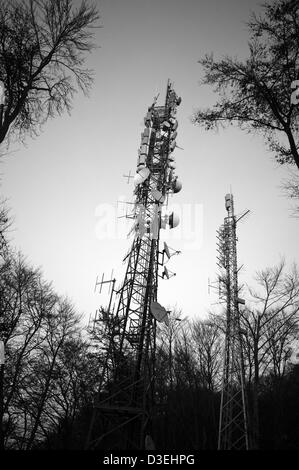 Satellitenschüsseln in einen hölzernen Turm Stockfoto