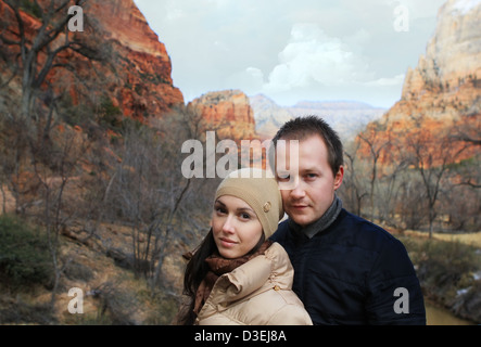 Junges Paar im Zion National Park in Utah auf winter Stockfoto