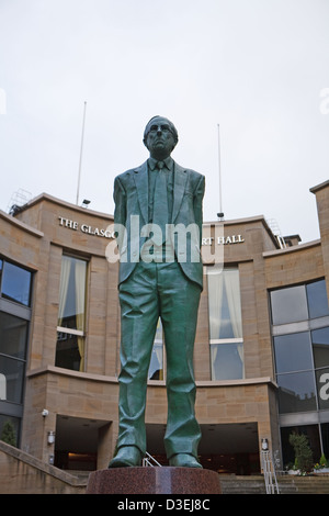 Donald Dewar (1937-2000) Schottlands dienen zuerst Bronze Statue außerhalb Glasgow Konzertsaal in Schottland Stockfoto