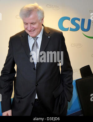 Bayerns Ministerpräsident und CSU Vorsitzende Horst Seehofer lächelt in der CSU-zentrale vor Beginn der CSU-Vorstandssitzung in München, Deutschland, 18. Februar 2013. Foto: FRANK LEONHARDT Stockfoto