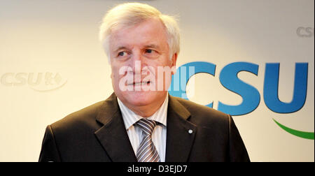 Bayerns Ministerpräsident und CSU-Vorsitzenden Horst Seehofer steht in der CSU-zentrale vor Beginn der CSU-Vorstandssitzung in München, Deutschland, 18. Februar 2013. Foto: FRANK LEONHARDT Stockfoto