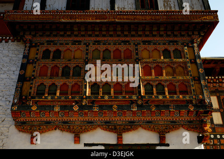 Paro Dzong, eine schöne Burg, wunderbare bhutanesischen Baustil im Innenhof, erstaunliche Kunstwerk auf Windows, 36MPX, HI-RES Stockfoto