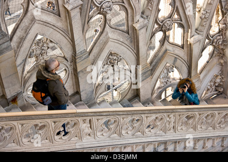 Frau fotografieren des Mannes auf kunstvollen dekorativen Schritte bis zum Dach des Mailänder Dom Mailand Lombardei Italien Europa Stockfoto