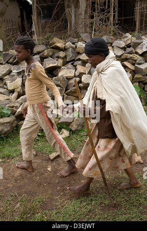 SORO Stadt, WOLAYITA ZONE, SÜDÄTHIOPIEN, 19. August 2008: Bushito Artori, im Alter von 50 Jahren ist jetzt blind aus die Dämpfe der Sirupherstellung Stockfoto