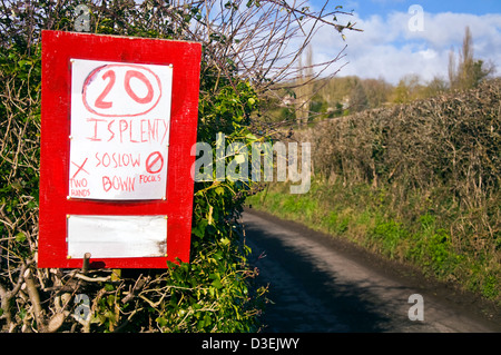Handschriftliche Roadsign Geschwindigkeitsbeschränkung drängen, 20 km/h auf einer Landstraße in Somerset 20 viel beträgt Stockfoto
