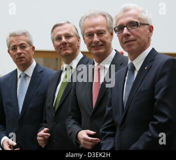 CEO der Fraport AG Stefan Schulte (L-R), CEO von Lufthansa, Christoph Franz, Präsident des Bundesverband der deutschen Luftfahrtindustrie e.V. Klaus-Peter Siegloch und CEO von Air Berlin Wolfgang Prock-Schauer posieren für ein Gruppenfoto vor dem Start einer gemeinsamen Pressekonferenz in Berlin, Deutschland, 18. Februar 2013. Die Leitlinien für einen faireren Wettbewerb im internationalen Luftverkehr wurden vorgestellt. Foto: STEPHANIE PILICK Stockfoto