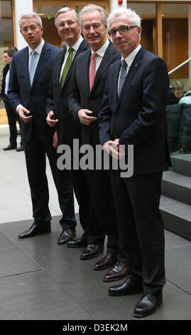 CEO der Fraport AG Stefan Schulte (L-R), CEO von Lufthansa, Christoph Franz, Präsident des Bundesverband der deutschen Luftfahrtindustrie e.V. Klaus-Peter Siegloch und CEO von Air Berlin Wolfgang Prock-Schauer posieren für ein Gruppenfoto vor dem Start einer gemeinsamen Pressekonferenz in Berlin, Deutschland, 18. Februar 2013. Die Leitlinien für einen faireren Wettbewerb im internationalen Luftverkehr wurden vorgestellt. Foto: STEPHANIE PILICK Stockfoto