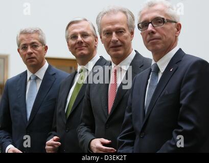 CEO der Fraport AG Stefan Schulte (L-R), CEO von Lufthansa, Christoph Franz, Präsident des Bundesverband der deutschen Luftfahrtindustrie e.V. Klaus-Peter Siegloch und CEO von Air Berlin Wolfgang Prock-Schauer posieren für ein Gruppenfoto vor dem Start einer gemeinsamen Pressekonferenz in Berlin, Deutschland, 18. Februar 2013. Die Leitlinien für einen faireren Wettbewerb im internationalen Luftverkehr wurden vorgestellt. Foto: STEPHANIE PILICK Stockfoto