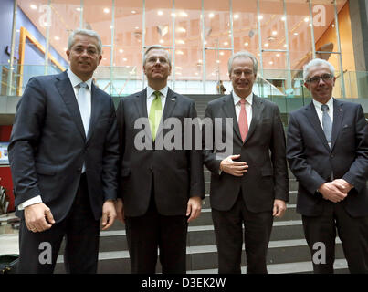 CEO der Fraport AG Stefan Schulte (L-R), CEO von Lufthansa, Christoph Franz, Präsident des Bundesverband der deutschen Luftfahrtindustrie e.V. Klaus-Peter Siegloch und CEO von Air Berlin Wolfgang Prock-Schauer posieren für ein Gruppenfoto vor dem Start einer gemeinsamen Pressekonferenz in Berlin, Deutschland, 18. Februar 2013. Die Leitlinien für einen faireren Wettbewerb im internationalen Luftverkehr wurden vorgestellt. Foto: STEPHANIE PILICK Stockfoto