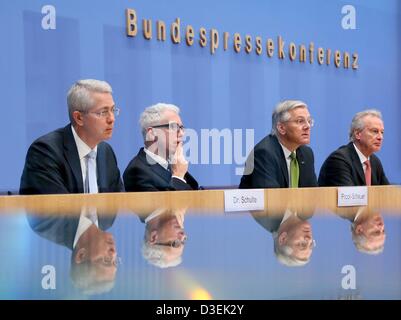 CEO der Fraport AG Stefan Schulte (L-R), CEO von Air Berlin Wolfgang Prock-Schauer, CEO von Lufthansa Christoph Franz und Präsident des Bundesverband der deutschen Luftfahrtindustrie e.V. Klaus-Peter Siegloch sitzen während einer gemeinsamen Pressekonferenz in Berlin, Deutschland, 18. Februar 2013. Die Leitlinien für einen faireren Wettbewerb im internationalen Luftverkehr wurden vorgestellt. Foto: STEPHANIE PILICK Stockfoto