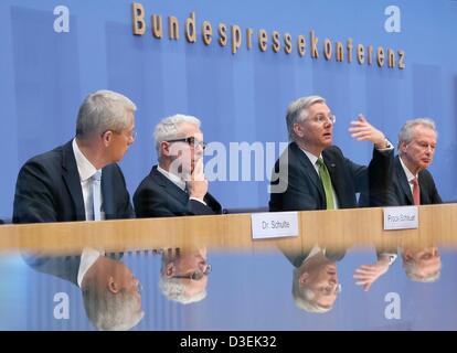 CEO der Fraport AG Stefan Schulte (L-R), CEO von Air Berlin Wolfgang Prock-Schauer, CEO von Lufthansa Christoph Franz und Präsident des Bundesverband der deutschen Luftfahrtindustrie e.V. Klaus-Peter Siegloch sitzen während einer gemeinsamen Pressekonferenz in Berlin, Deutschland, 18. Februar 2013. Die Leitlinien für einen faireren Wettbewerb im internationalen Luftverkehr wurden vorgestellt. Foto: STEPHANIE PILICK Stockfoto