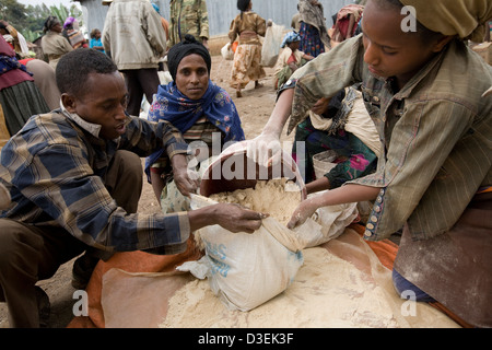 SORO Stadt, WOLAYITA ZONE, SÜDÄTHIOPIEN, 19. August 2008: eine Verteilung in einer ergänzenden Fütterung Stockfoto