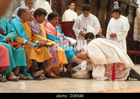 Peru, Ayacucho. Karwoche. Erzbischof von Ayacucho engagiert im Ritus der Fußwaschung Stockfoto