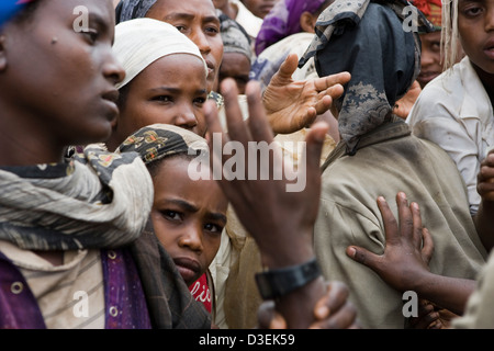 SORO Stadt, WOLAYITA ZONE, Äthiopien, 19. August 2008: Zulassung zur ergänzenden Fütterung Zentrum für Nahrungsmittelhilfe warten Stockfoto