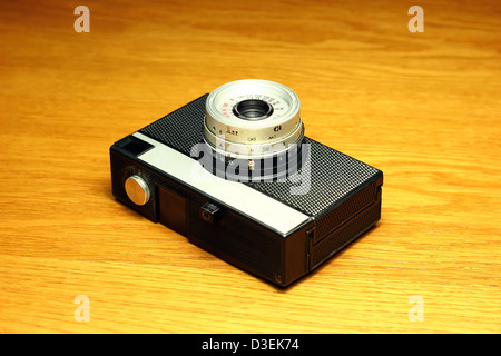 Alten Filmkamera auf hölzernen Hintergrund. Stockfoto