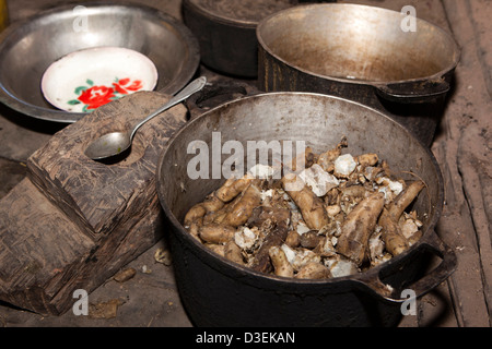 Madagaskar, Ambositra, Sandrandahy, madagassische Essen, Kartoffeln im Kochtopf Stockfoto