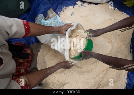 SORO Stadt, WOLAYITA ZONE, SÜDÄTHIOPIEN, 19. August 2008: eine Verteilung in einer ergänzenden Fütterung von Mais und Soja Stockfoto