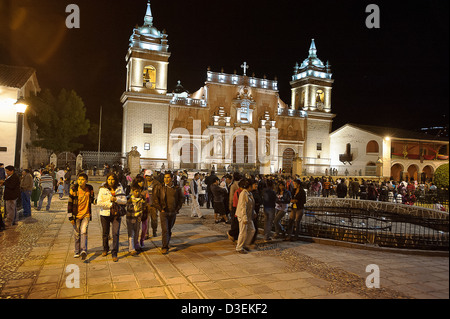 Peru, Ayacucho. Heilige Week.The Platz von Ayacucho (und Dom) am Abend. Stockfoto