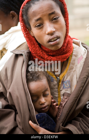 BITENA Gesundheitszentrum, WOLAYITA, Äthiopien, 20. August 2008: Masaret Linta, 17, ist gekommen, um das OTP mit 4 jährige Schwester Stockfoto