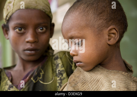 BITENA Gesundheitszentrum, WOLAYITA, Äthiopien, 20. August 2008: Asrat Bekele, 13, brachte ihre 2-jährige unterernährt Schwester Stockfoto