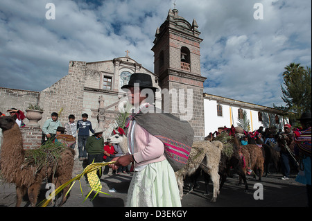 Peru, Ayacucho. Karwoche. Szenen aus der Palmsonntag. Traditionelle Eintrag der Lamas in der Stadt Stockfoto