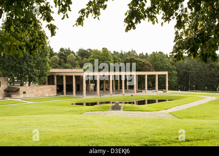 Kapelle des Heiligen Kreuzes, Rasen und Teich am Friedhof Skogskyrkogarden in Stockholm, Schweden Stockfoto