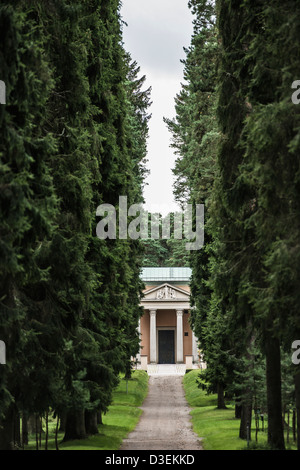 Kapelle der Auferstehung und große Bäume im Friedhof Skogskyrkogarden in Stockholm, Schweden Stockfoto