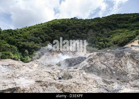 Schwefel Gase und Dampf steigt aus dem Vulkan in Soufriere in St Lucia, West Indies. Stockfoto