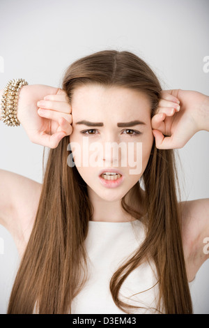 Junges Mädchen zeigt Anzeichen von Frustration / stress. Stockfoto