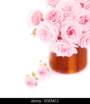 Bild von großen rose Bouquet in Holz Topf isoliert auf weißem Hintergrund, rosa Braut Bündel in Vase im Studio, Romantikurlaub Stockfoto