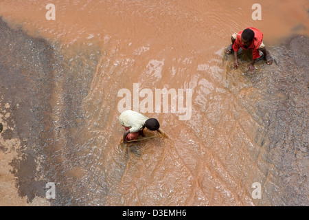 BEDESSA, WOLAYITA ZONE, SÜDÄTHIOPIEN, 21. August 2008: Kinder spielen in den Fluss, der durch die Bedessa Stadt. Stockfoto