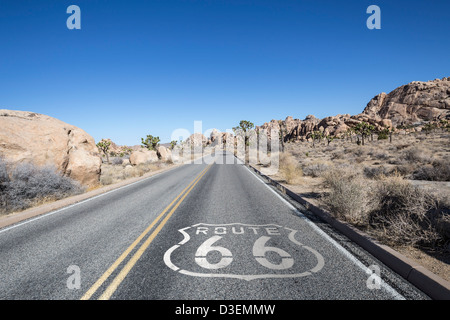Joshua Tree Highway mit Route 66 Pflaster unterzeichnen in der kalifornischen Mojave-Wüste. Stockfoto