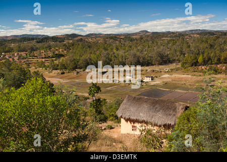 Madagaskar, Ambositra, Sandrandahy, Haus in der Agrarlandschaft Stockfoto