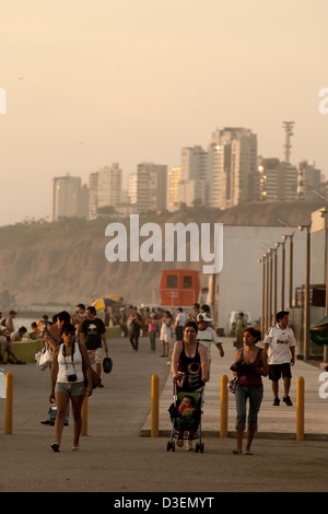 Peru, Lima, Barranco. Sonntag Nachmittag in Costa Verde, im Hintergrund die Wolkenkratzer von Miraflores. Stockfoto