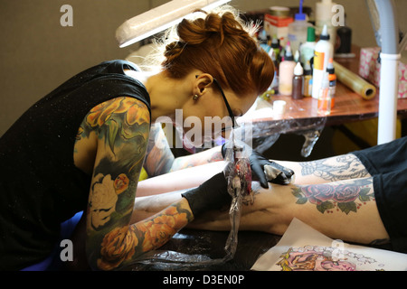 Tattoo-Künstler bei der Arbeit Stockfoto