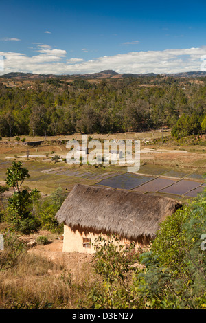 Madagaskar, Ambositra, Sandrandahy, Haus in der Agrarlandschaft Stockfoto